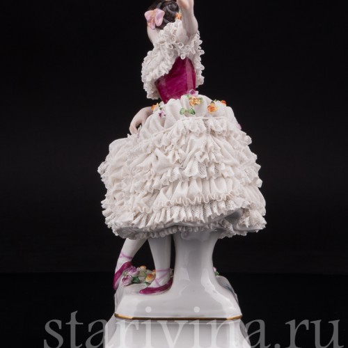 Фарфоровая статуэтка балерины Фанни Эльслер, кружевная с музыкальной шкатулкой Volkstedt, Германия, до 1936 года.