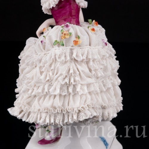 Фарфоровая статуэтка балерины Фанни Эльслер, кружевная с музыкальной шкатулкой Volkstedt, Германия, до 1936 года.