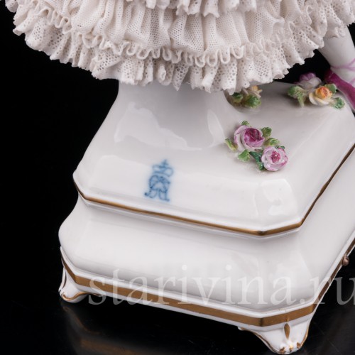 Фарфоровая статуэтка балерины Фанни Эльслер, кружевная с музыкальной шкатулкой Volkstedt, Германия, до 1936 года.