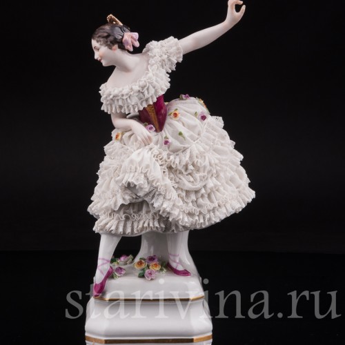 Фарфоровая статуэтка балерины Фанни Эльслер, кружевная с музыкальной шкатулкой Volkstedt, Германия, до 1936 года.