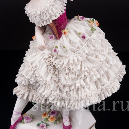 Фарфоровая статуэтка балерины Фанни Эльслер, кружевная с музыкальной шкатулкой Volkstedt, Германия, до 1936 года.