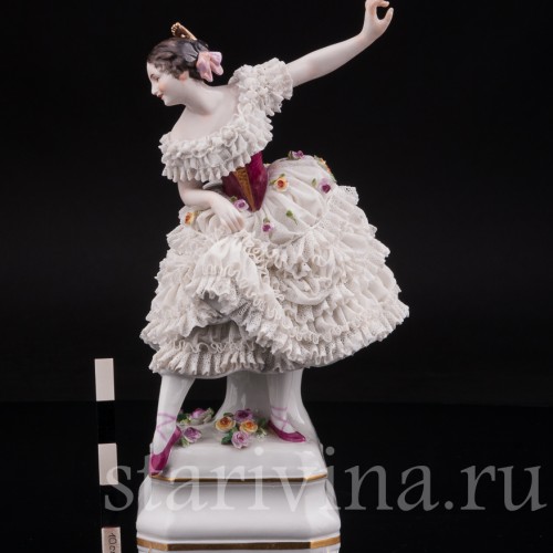 Фарфоровая статуэтка балерины Фанни Эльслер, кружевная с музыкальной шкатулкой Volkstedt, Германия, до 1936 года.