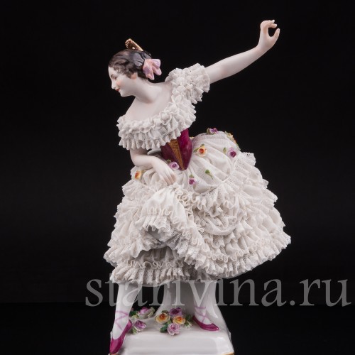 Фарфоровая статуэтка балерины Фанни Эльслер, кружевная с музыкальной шкатулкой Volkstedt, Германия, до 1936 года.