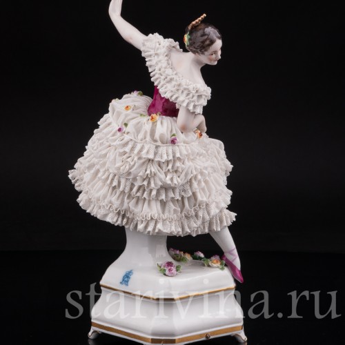 Фарфоровая статуэтка балерины Фанни Эльслер, кружевная с музыкальной шкатулкой Volkstedt, Германия, до 1936 года.
