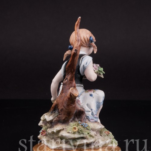 Фигурка из фарфора Девочка под деревом, Capodimonte, Италия, вт пол. 20 века.