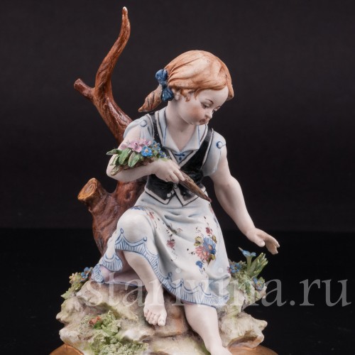 Фигурка из фарфора Девочка под деревом, Capodimonte, Италия, вт пол. 20 века.