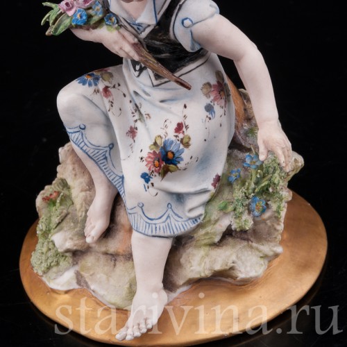 Фигурка из фарфора Девочка под деревом, Capodimonte, Италия, вт пол. 20 века.