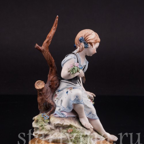 Фигурка из фарфора Девочка под деревом, Capodimonte, Италия, вт пол. 20 века.
