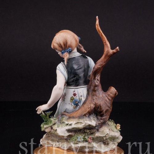 Фигурка из фарфора Девочка под деревом, Capodimonte, Италия, вт пол. 20 века.