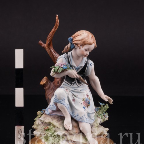 Фигурка из фарфора Девочка под деревом, Capodimonte, Италия, вт пол. 20 века.