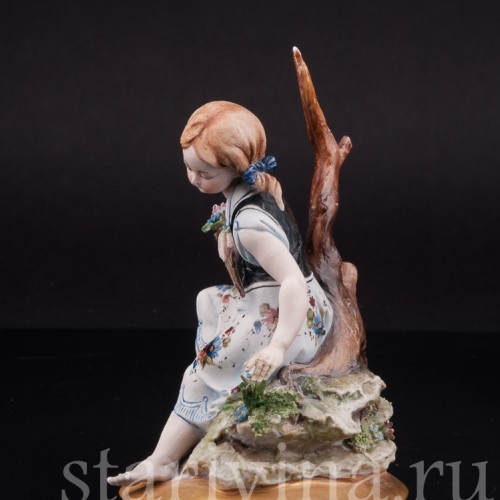 Фигурка из фарфора Девочка под деревом, Capodimonte, Италия, вт пол. 20 века.