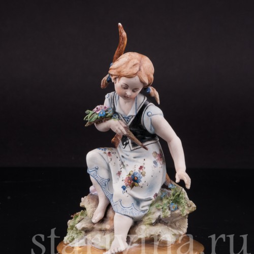 Фигурка из фарфора Девочка под деревом, Capodimonte, Италия, вт пол. 20 века.