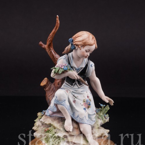 Фигурка из фарфора Девочка под деревом, Capodimonte, Италия, вт пол. 20 века.