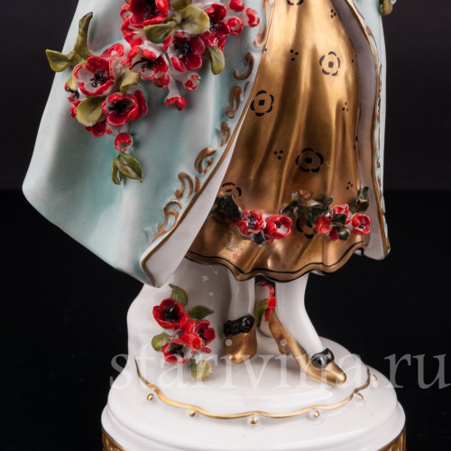 Антикварная статуэтка Девушка с цветочной гирляндой, Volkstedt, Германия, перв. треть 20 в.