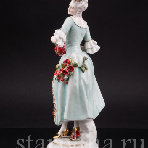 Антикварная статуэтка Девушка с цветочной гирляндой, Volkstedt, Германия, перв. треть 20 в.