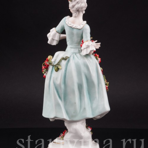 Антикварная статуэтка Девушка с цветочной гирляндой, Volkstedt, Германия, перв. треть 20 в.