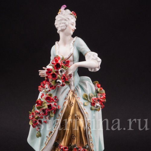 Антикварная статуэтка Девушка с цветочной гирляндой, Volkstedt, Германия, перв. треть 20 в.