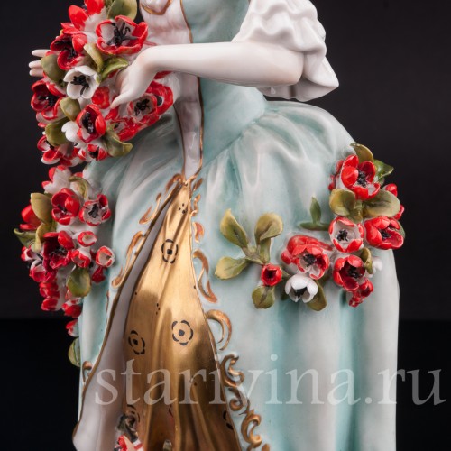 Антикварная статуэтка Девушка с цветочной гирляндой, Volkstedt, Германия, перв. треть 20 в.