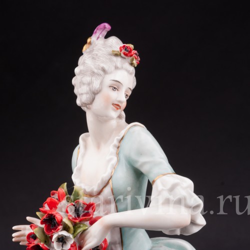 Антикварная статуэтка Девушка с цветочной гирляндой, Volkstedt, Германия, перв. треть 20 в.