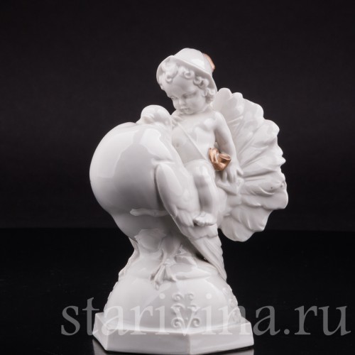 Фигурка из фарфора Малыш на голубе, Hertwig & Co, Германия, 1920-30 гг.