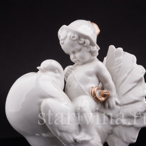 Фигурка из фарфора Малыш на голубе, Hertwig & Co, Германия, 1920-30 гг.