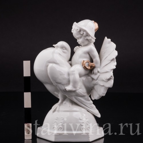 Фигурка из фарфора Малыш на голубе, Hertwig & Co, Германия, 1920-30 гг.