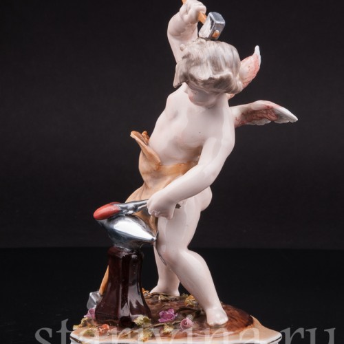 Фарфоровая статуэтка Амур, кующий сердце, Sitzendorf, Германия, кон.19 в.