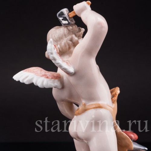 Фарфоровая статуэтка Амур, кующий сердце, Sitzendorf, Германия, кон.19 в.