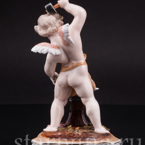 Фарфоровая статуэтка Амур, кующий сердце, Sitzendorf, Германия, кон.19 в.