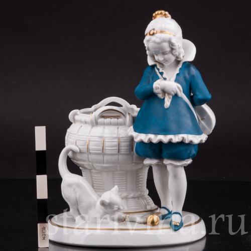 Старинная статуэтка Девочка с кошкой, Hertwig & Co, Германия, 1920-30 гг.