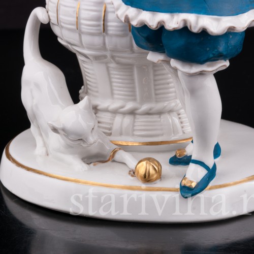 Старинная статуэтка Девочка с кошкой, Hertwig & Co, Германия, 1920-30 гг.