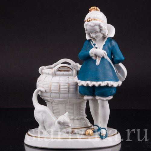 Старинная статуэтка Девочка с кошкой, Hertwig & Co, Германия, 1920-30 гг.