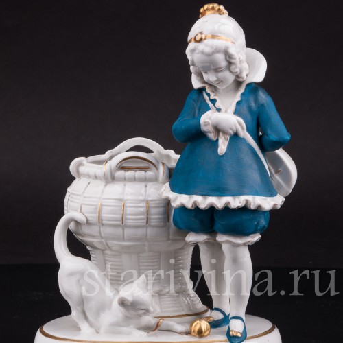 Старинная статуэтка Девочка с кошкой, Hertwig & Co, Германия, 1920-30 гг.