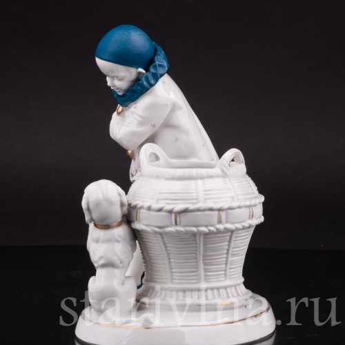 Фарфоровая статуэтка мальчика Пьеро с пуделем, Hertwig & Co, Германия, 1920-30 гг.