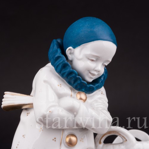 Фарфоровая статуэтка мальчика Пьеро с пуделем, Hertwig & Co, Германия, 1920-30 гг.