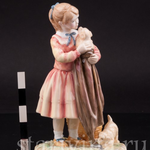 Фарфоровая фигурка Девочка со щенками, Royal Doulton, Великобритания, вт. пол. 20 века.