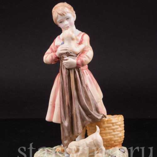 Фарфоровая фигурка Девочка со щенками, Royal Doulton, Великобритания, вт. пол. 20 века.