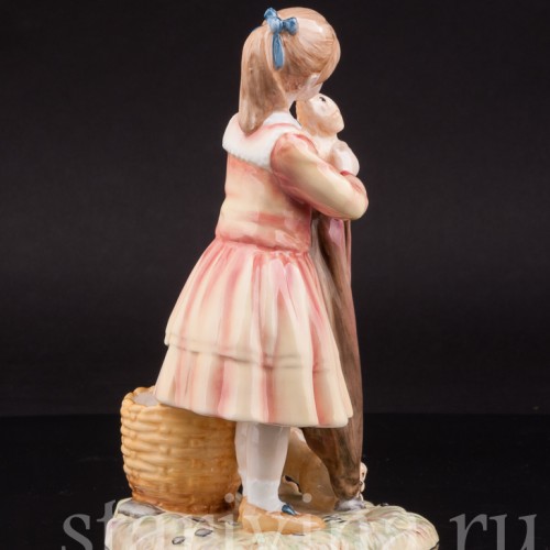Фарфоровая фигурка Девочка со щенками, Royal Doulton, Великобритания, вт. пол. 20 века.