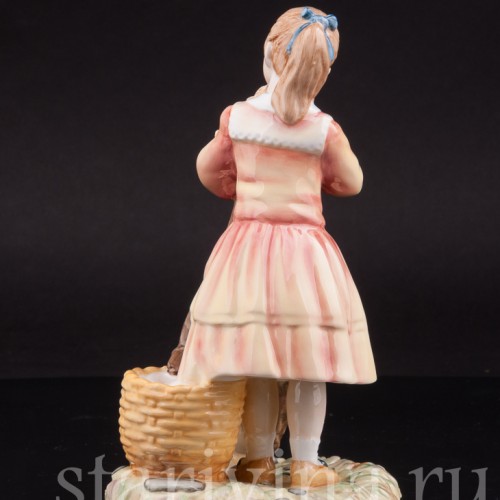 Фарфоровая фигурка Девочка со щенками, Royal Doulton, Великобритания, вт. пол. 20 века.