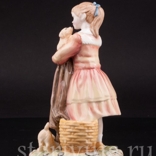 Фарфоровая фигурка Девочка со щенками, Royal Doulton, Великобритания, вт. пол. 20 века.
