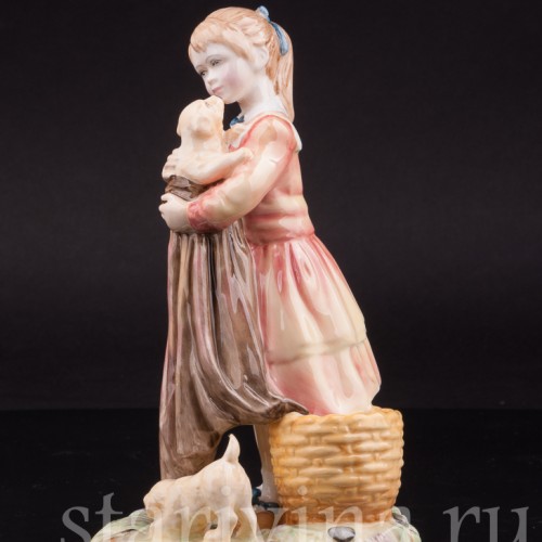 Фарфоровая фигурка Девочка со щенками, Royal Doulton, Великобритания, вт. пол. 20 века.