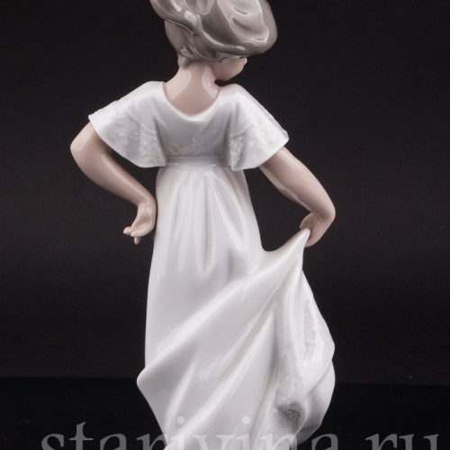Фарфоровая фигурка Девочка в белом платье, NAO, Испания, 1989 год.