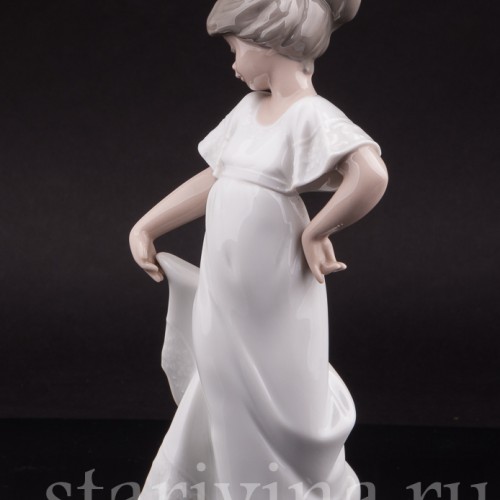 Фарфоровая фигурка Девочка в белом платье, NAO, Испания, 1989 год.