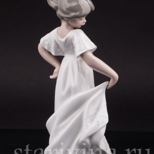 Фарфоровая фигурка Девочка в белом платье, NAO, Испания, 1989 год.
