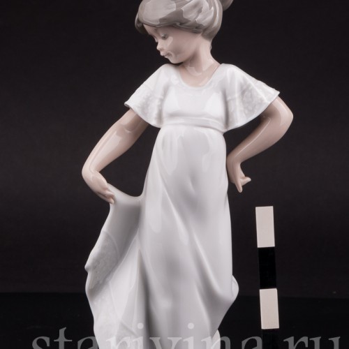 Фарфоровая фигурка Девочка в белом платье, NAO, Испания, 1989 год.