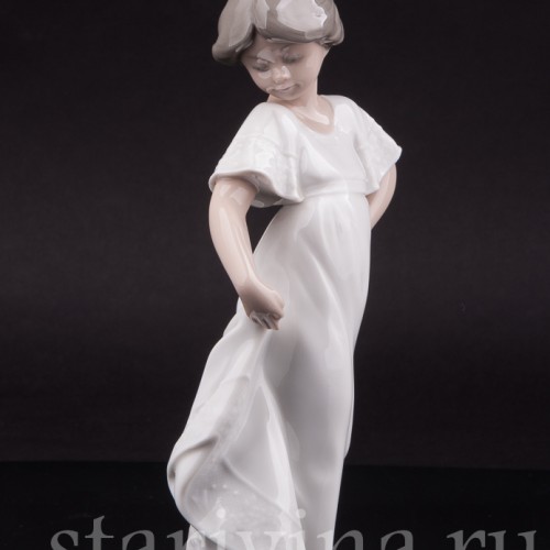 Фарфоровая фигурка Девочка в белом платье, NAO, Испания, 1989 год.