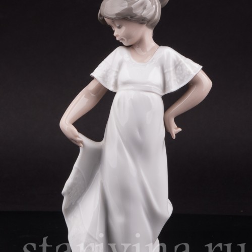 Фарфоровая фигурка Девочка в белом платье, NAO, Испания, 1989 год.