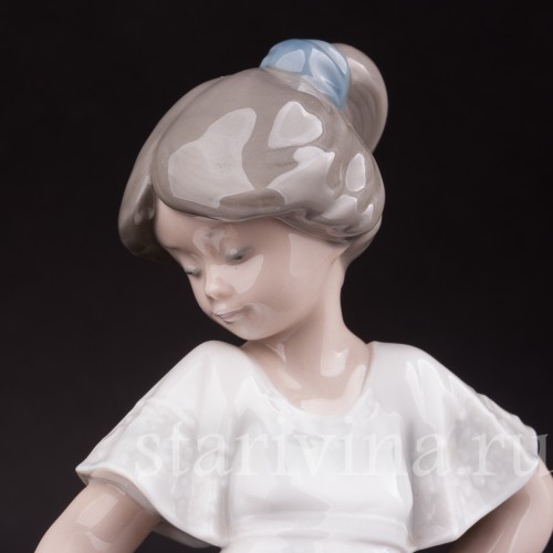 Фарфоровая фигурка Девочка в белом платье, NAO, Испания, 1989 год.