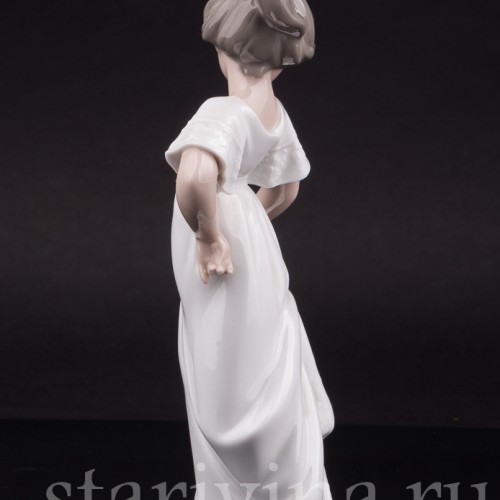 Фарфоровая фигурка Девочка в белом платье, NAO, Испания, 1989 год.