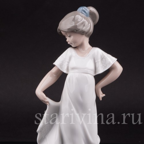 Фарфоровая фигурка Девочка в белом платье, NAO, Испания, 1989 год.